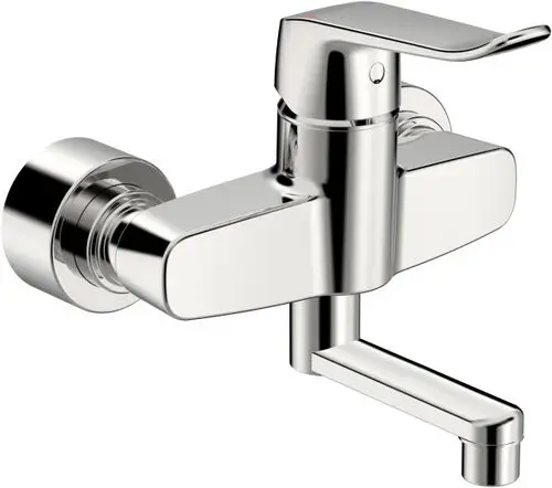 Chromfarbener Einhebelmischer mit langem Bedienungshebel und Ausladung, montiert an der Wand, von der Marke HANSA.